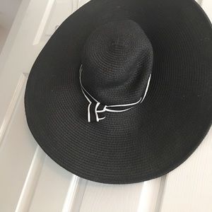 Black floppy sun hat