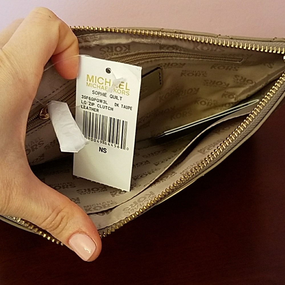 Brand new Michael Kors large quilted wristlet - Picture 2 of 4