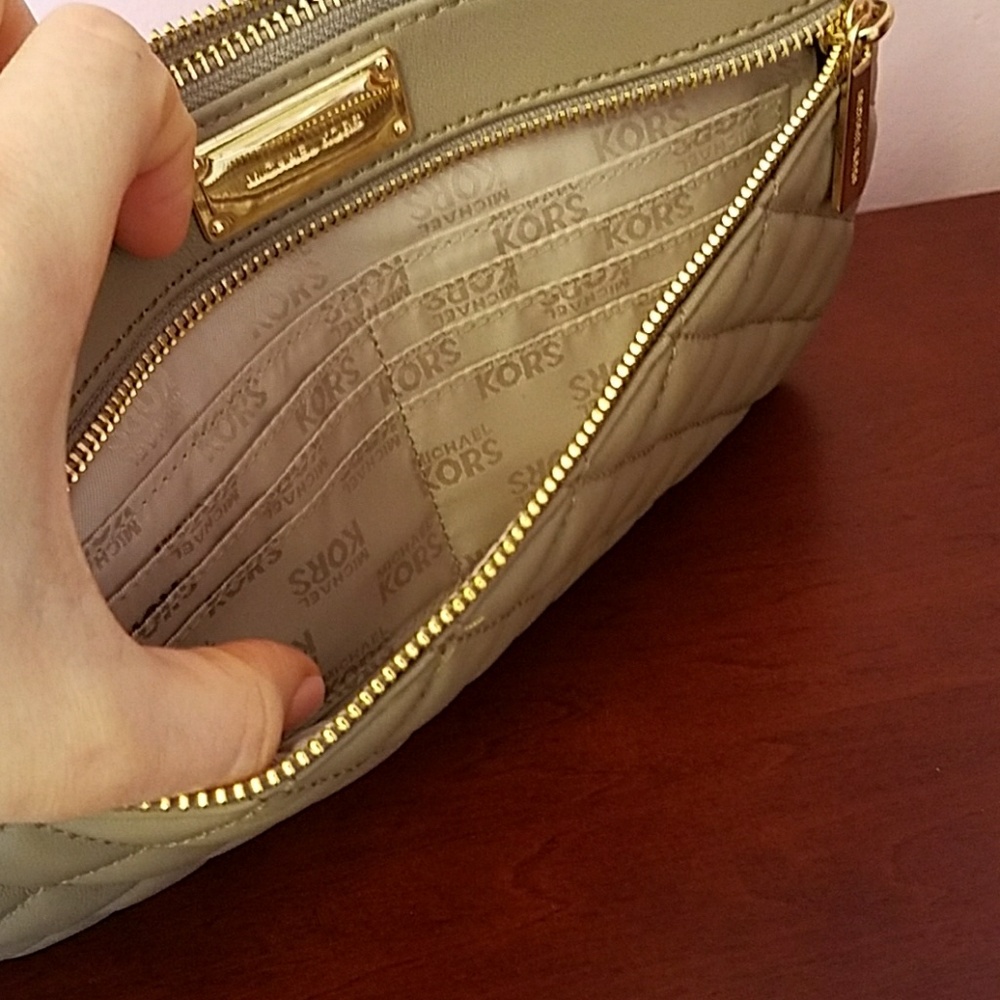 Brand new Michael Kors large quilted wristlet - Picture 3 of 4