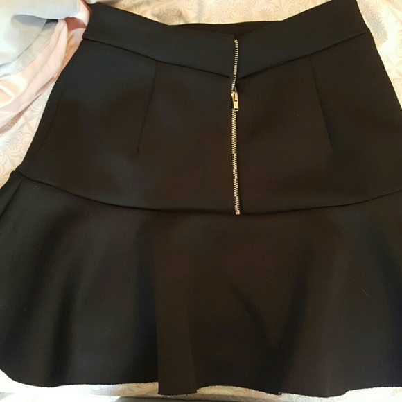 Black zip up skirt - Picture 3 of 3
