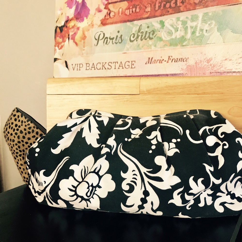 Old Navy black and white graphic print clutch