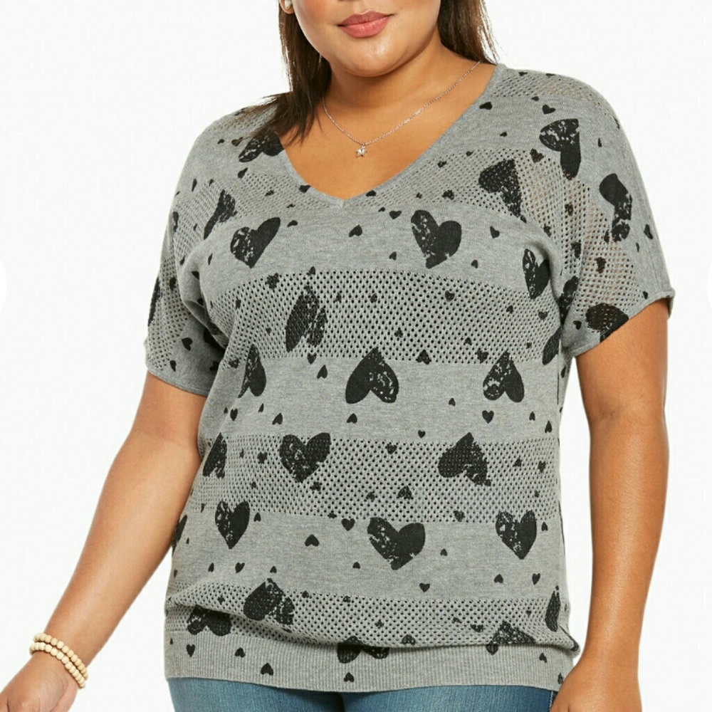 Grey short sleeve sweater with black hearts