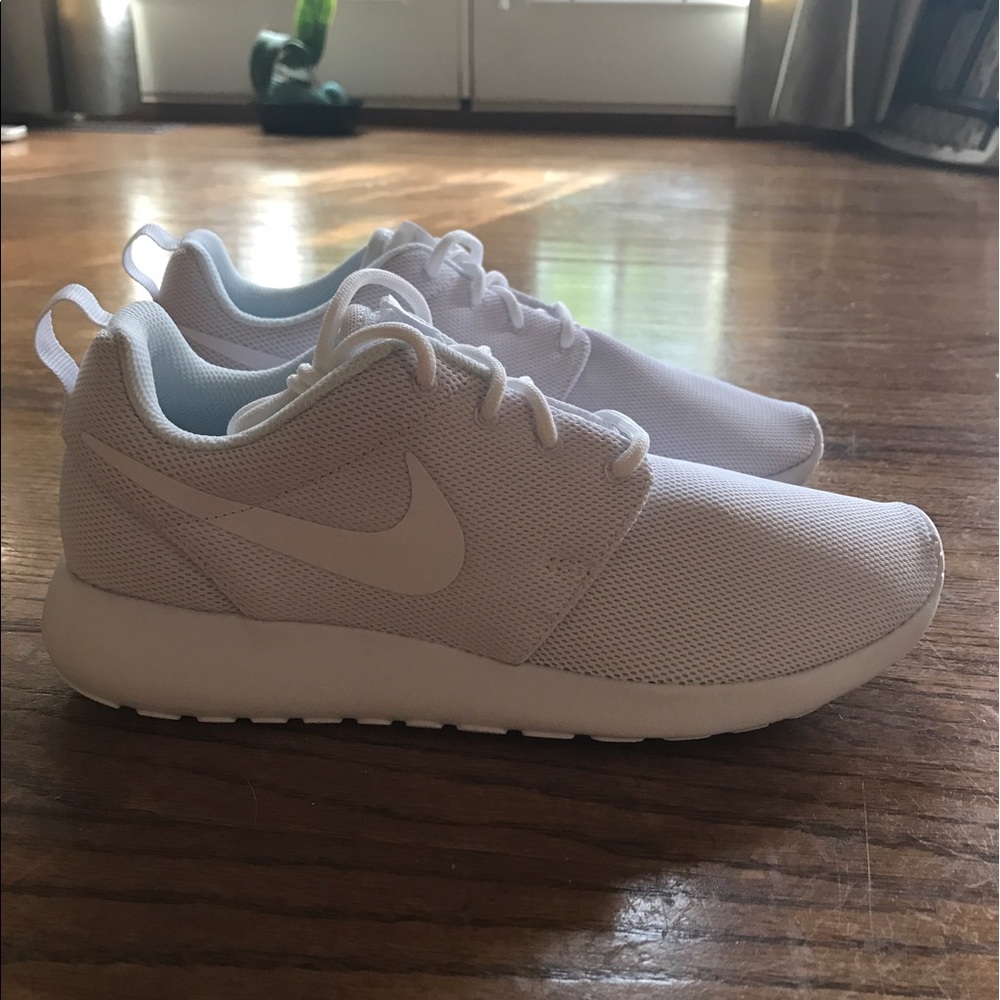 BRAND NEW Women's white Nike Rosche one