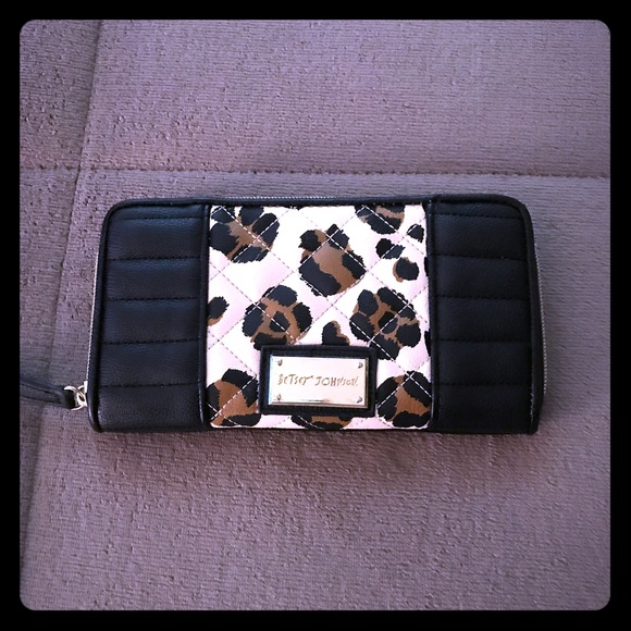 Betsey Johnson Handbags - Betsey Johnson Cheetah Zipper Clutch Wallet