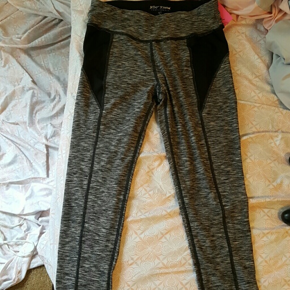 Betsey Johnson crop leggings - Picture 2 of 3