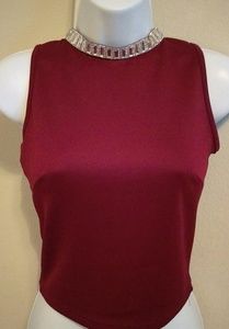Maroon sleeveless crewneck crop top