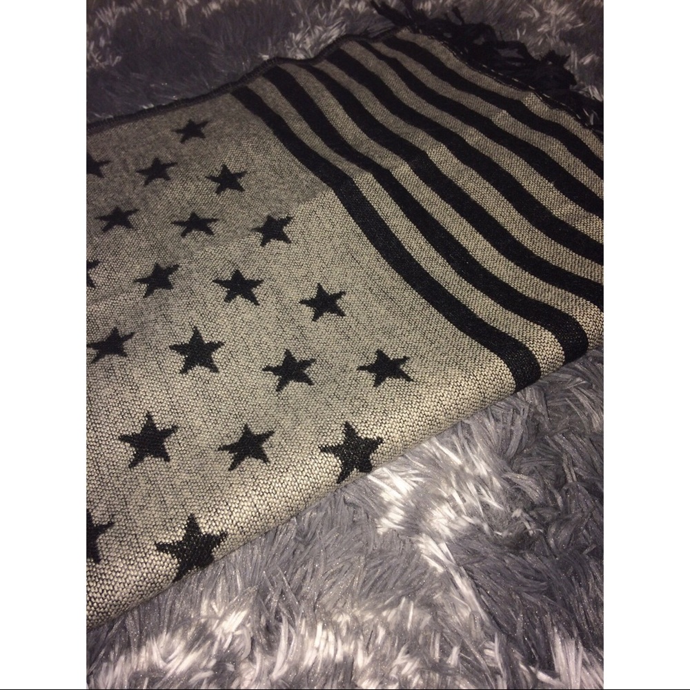 Black and white American flag scarf