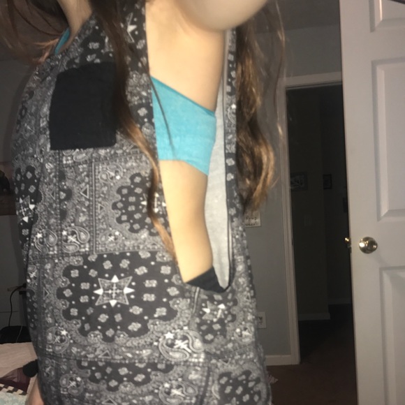 Two muscle tanks with frockets! - Picture 2 of 4