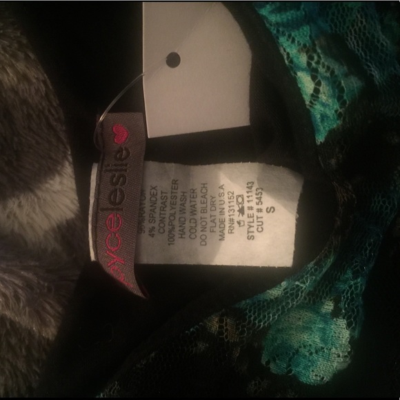 (S) Floral cropped top NWT - Picture 2 of 2