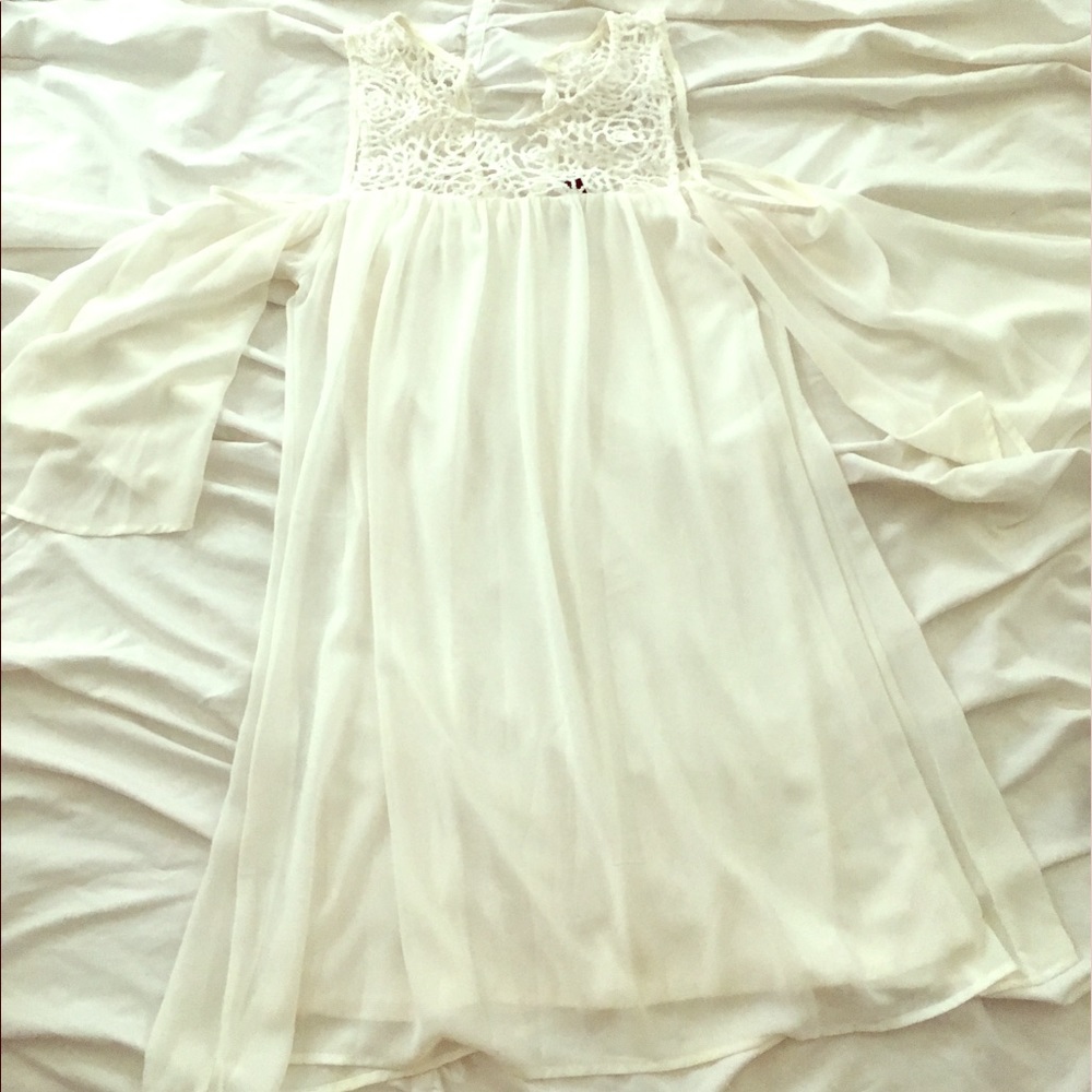 💕White off shoulder bell sleeve dress w/details💎