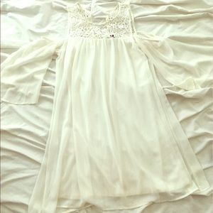 💕White off shoulder bell sleeve dress w/details💎