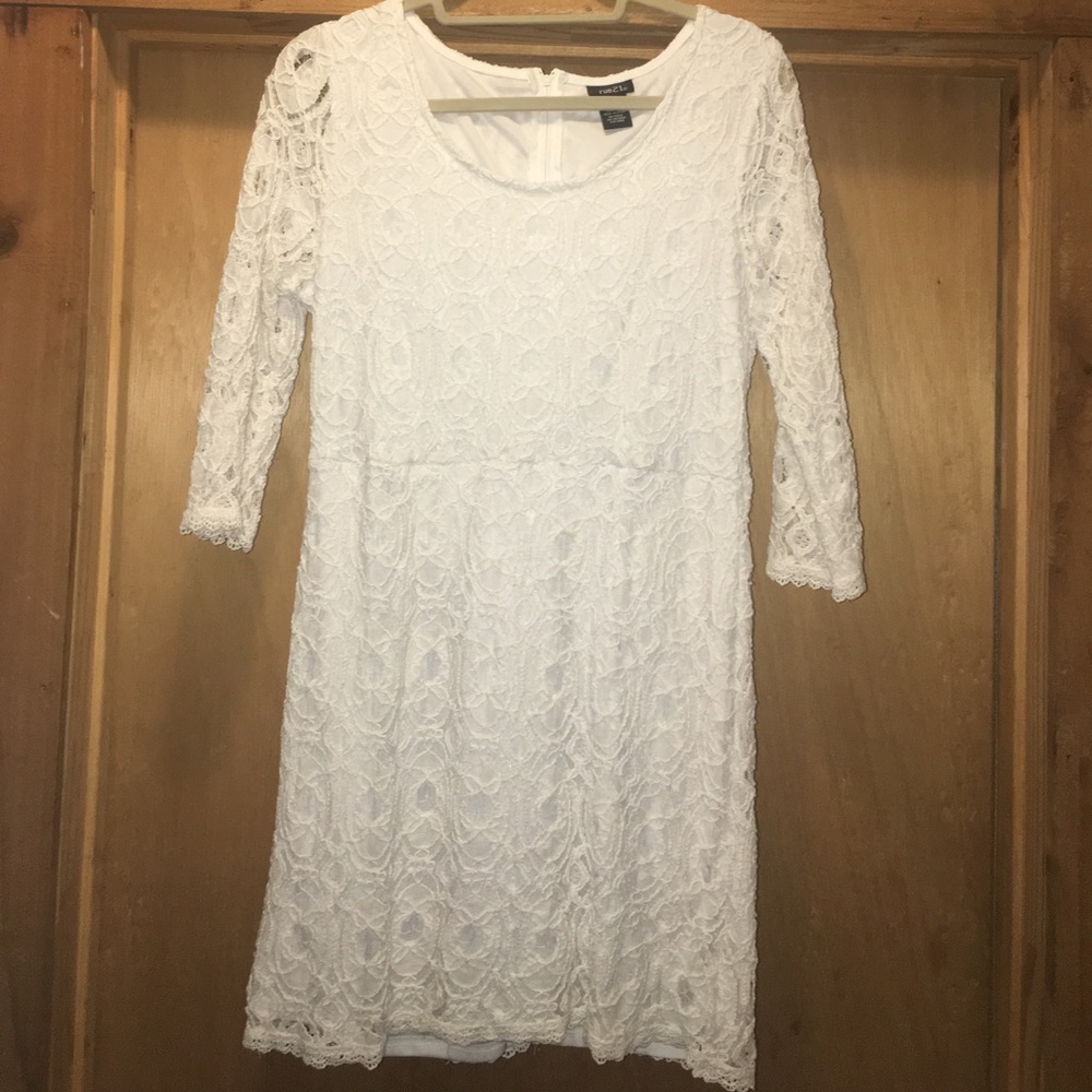 White lace/crochet 3/4 sleeve dress
