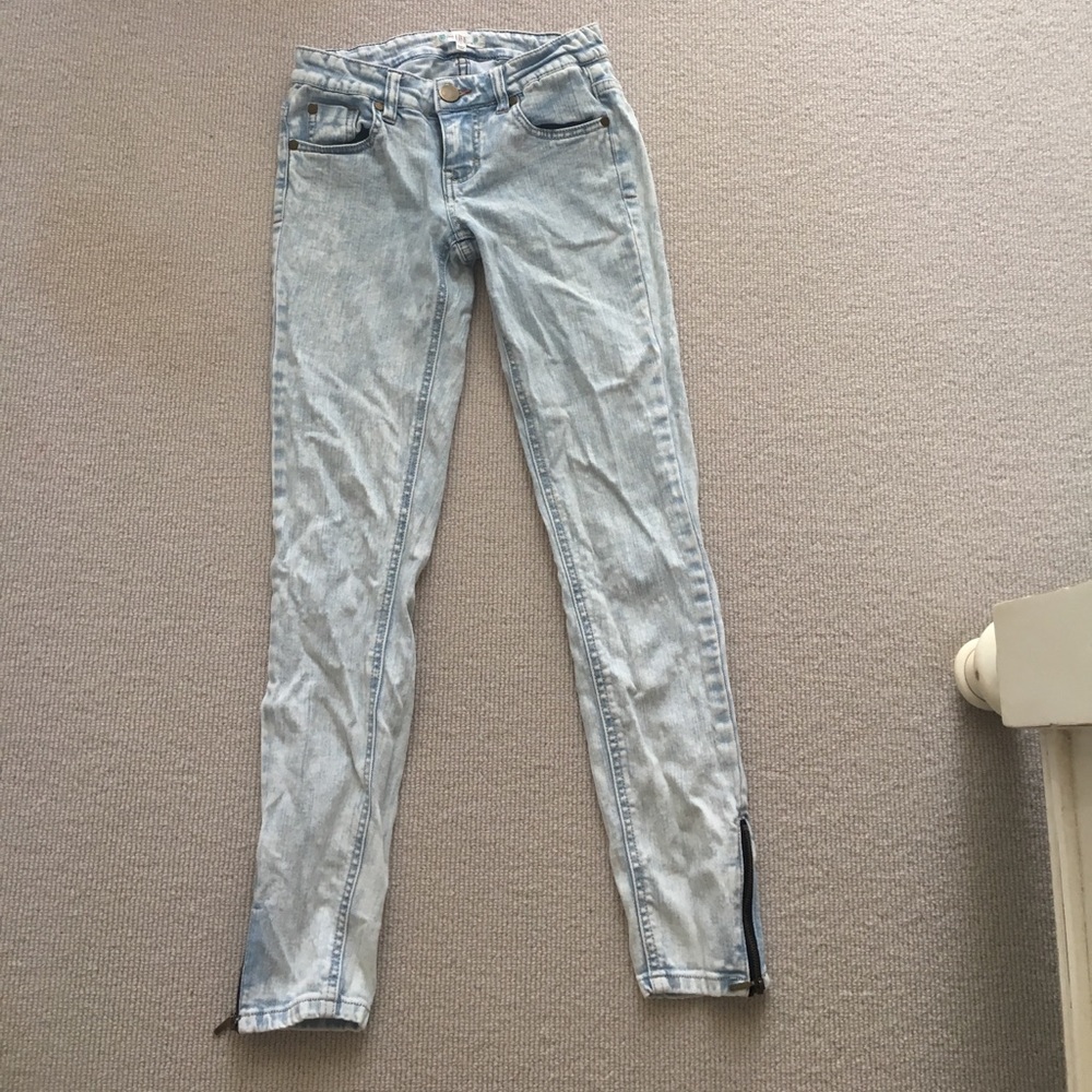 Light acid wash jeans