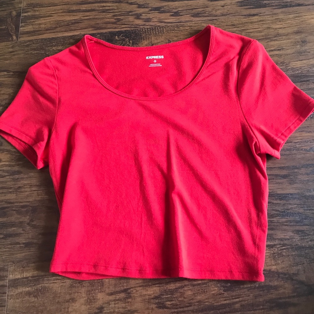 Fitted, cropped red tshirt