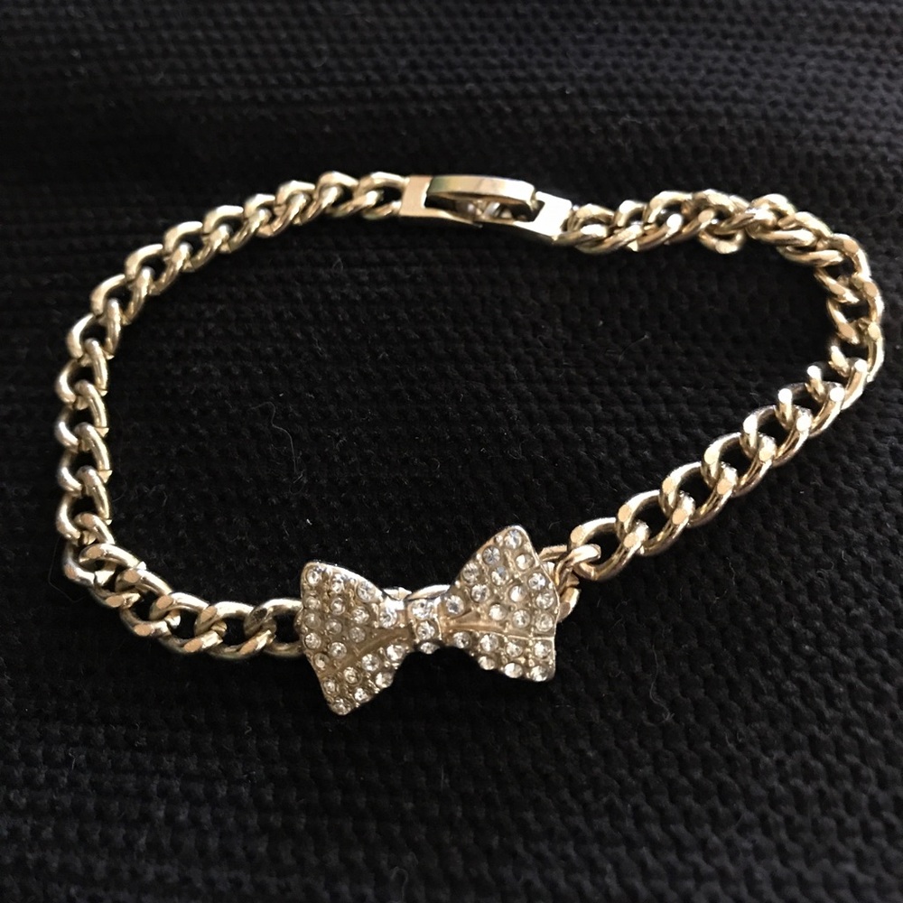 Delicate gold bow bracelet