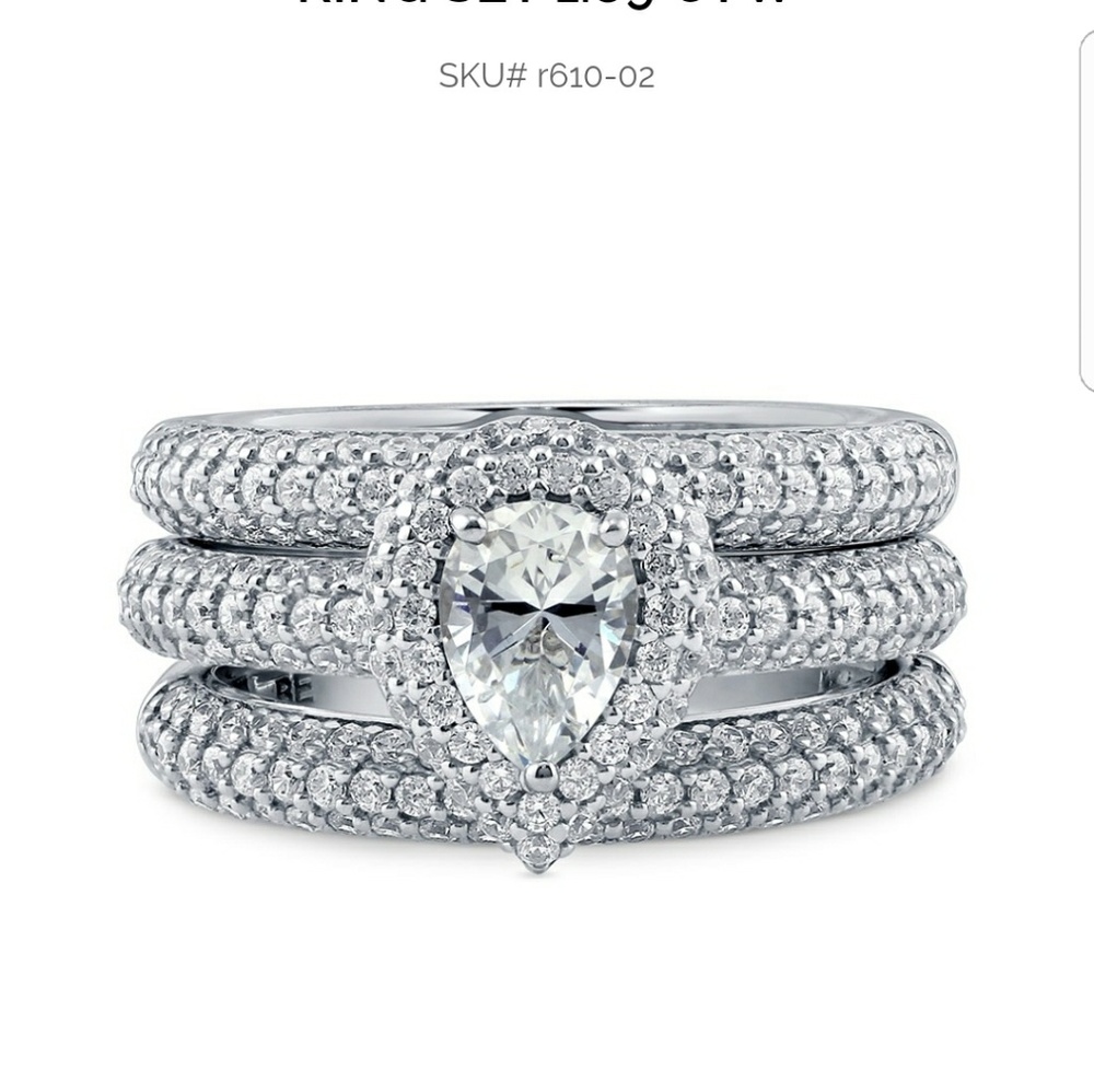 Gorgeous pear shaped Berricle wedding set.
