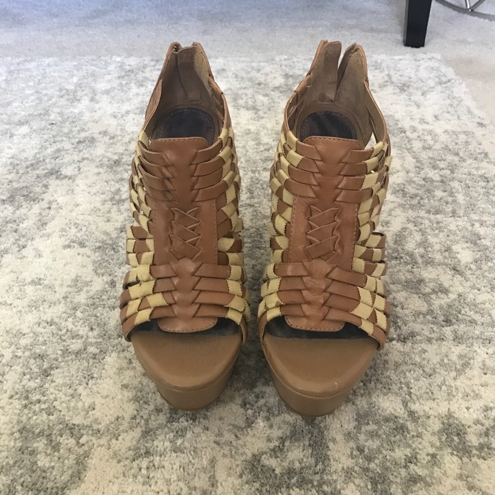 Gianni Bini tan wedges
