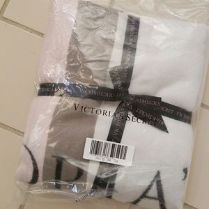 VS giveaway blanket