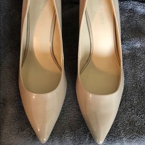NWOT Nude Nine West kitten heels