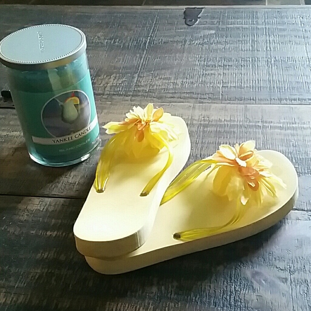 Yellow flip flops with flowers!