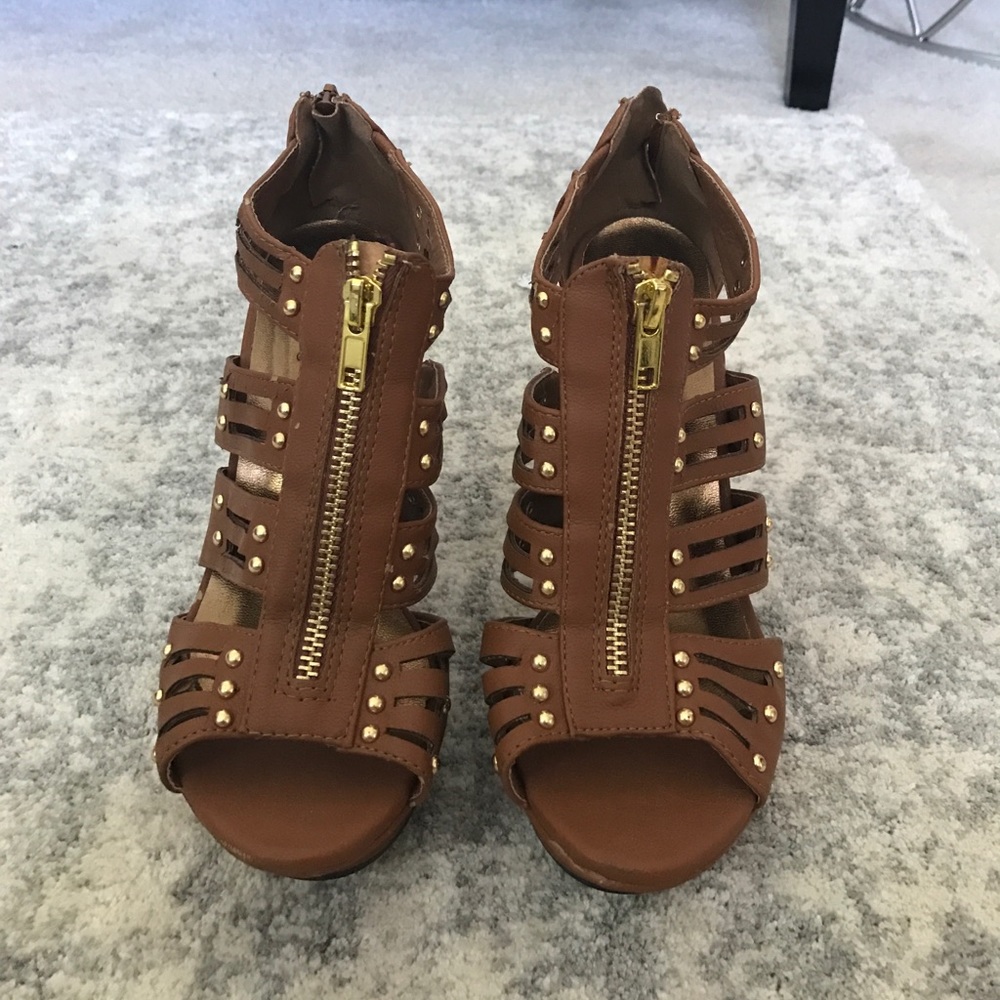 Qupid tan and gold heels