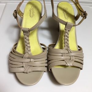 Seychelles taupe leather t-strap heels.