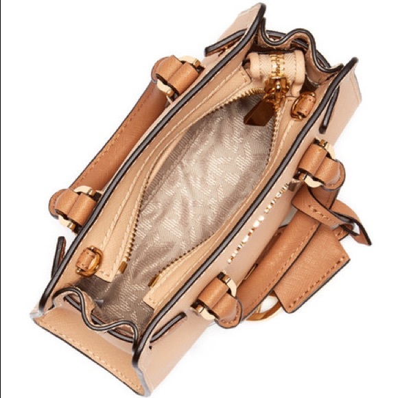 Price Firm Michael Kors Mini Leather Crossbody - Picture 3 of 8