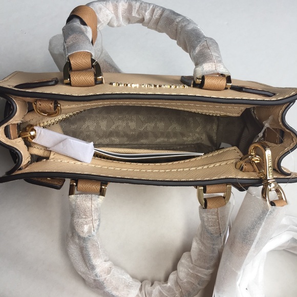 Price Firm Michael Kors Mini Leather Crossbody - Picture 6 of 8