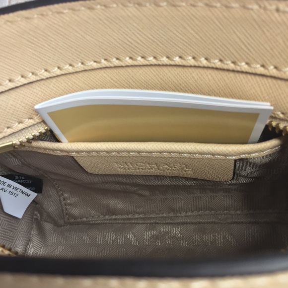 Price Firm Michael Kors Mini Leather Crossbody - Picture 7 of 8