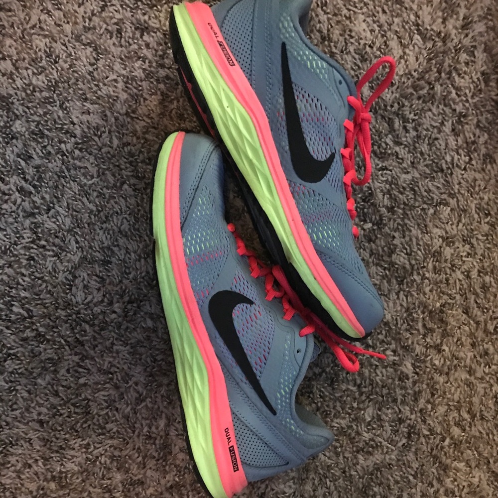 Dual fusion Nike shoes