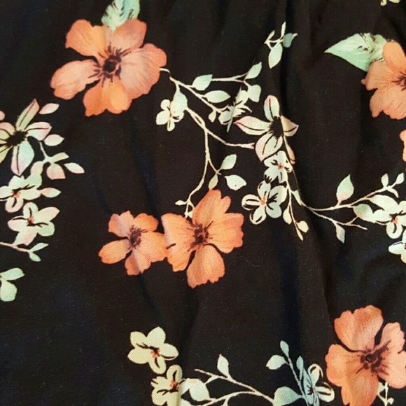Black floral skirt - Picture 2 of 2