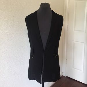 Sleeveless black long blazer