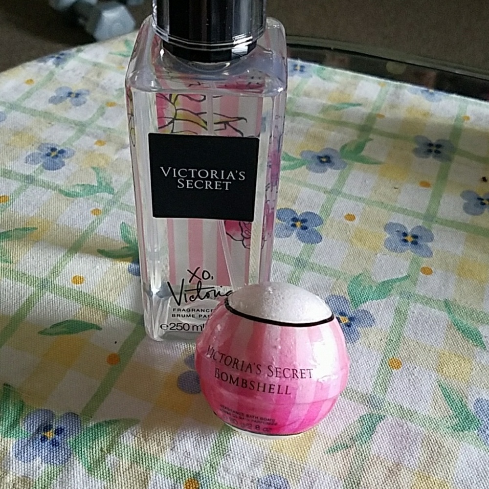Sold! Victoria's Secret Mist & bath bomb
