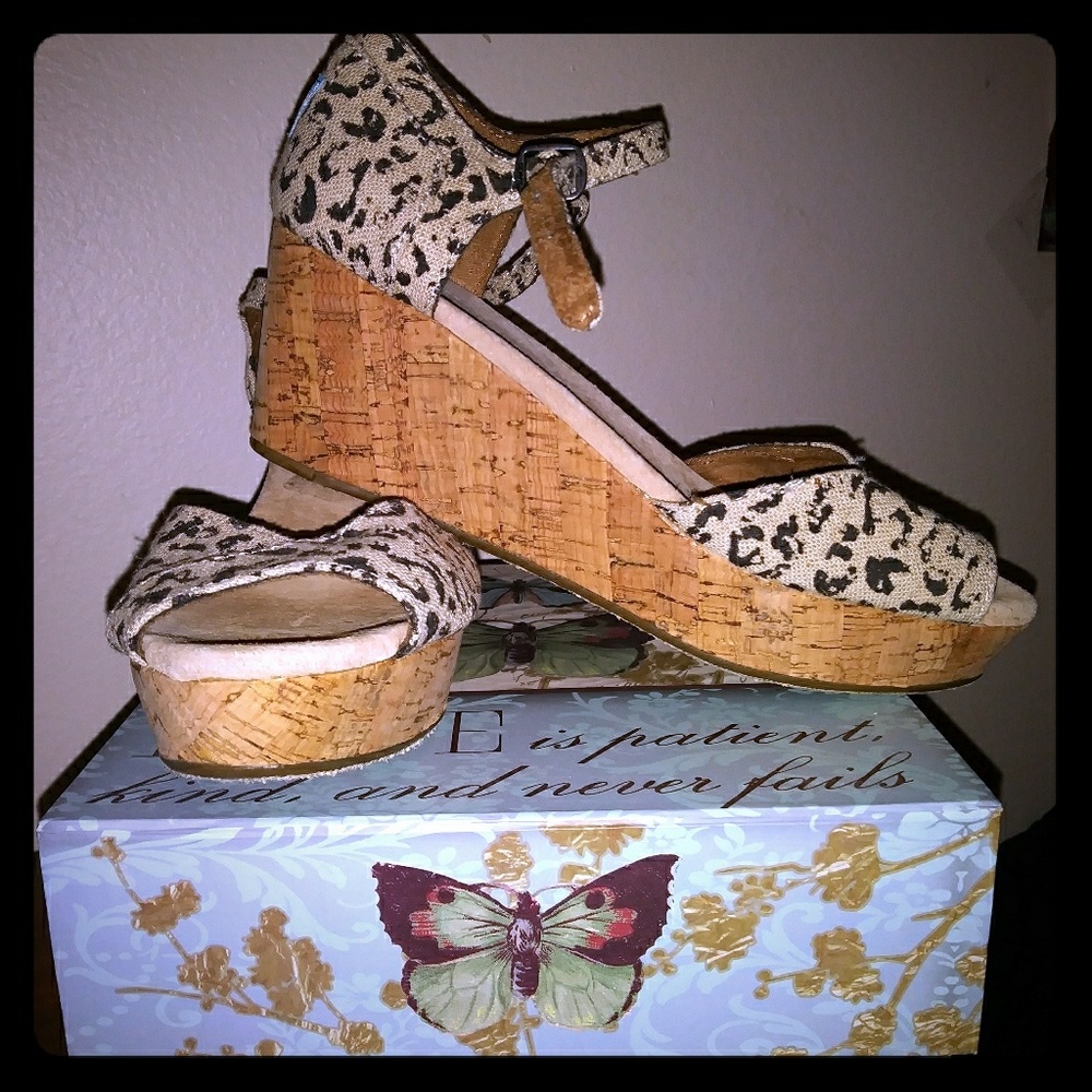 Tom's cork wedges