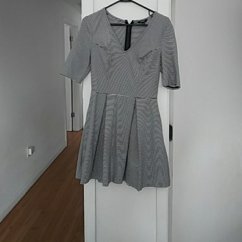 Guess balck and white stripped dress
