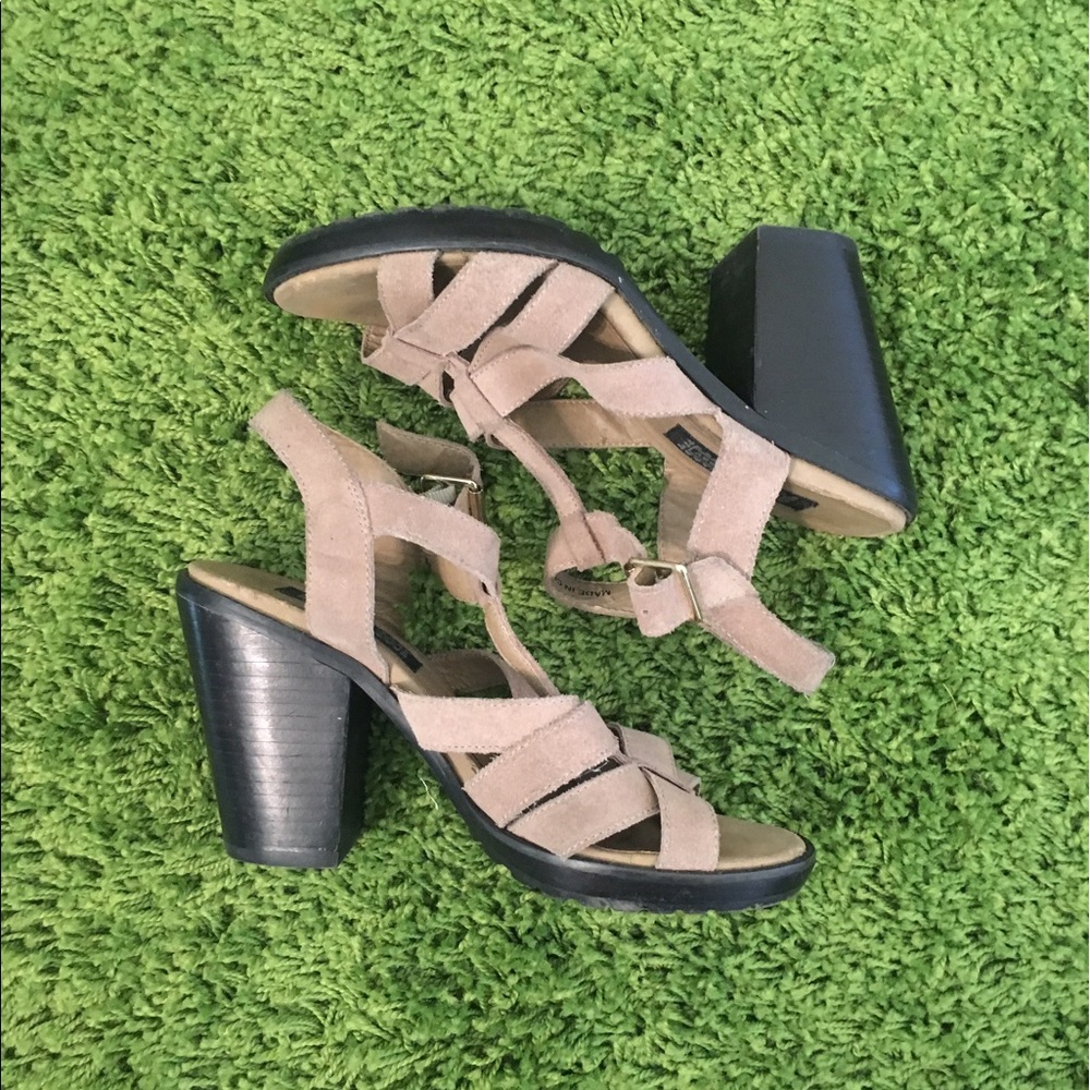 Deanna & Ozzy suede stacked heel sandal sz 6