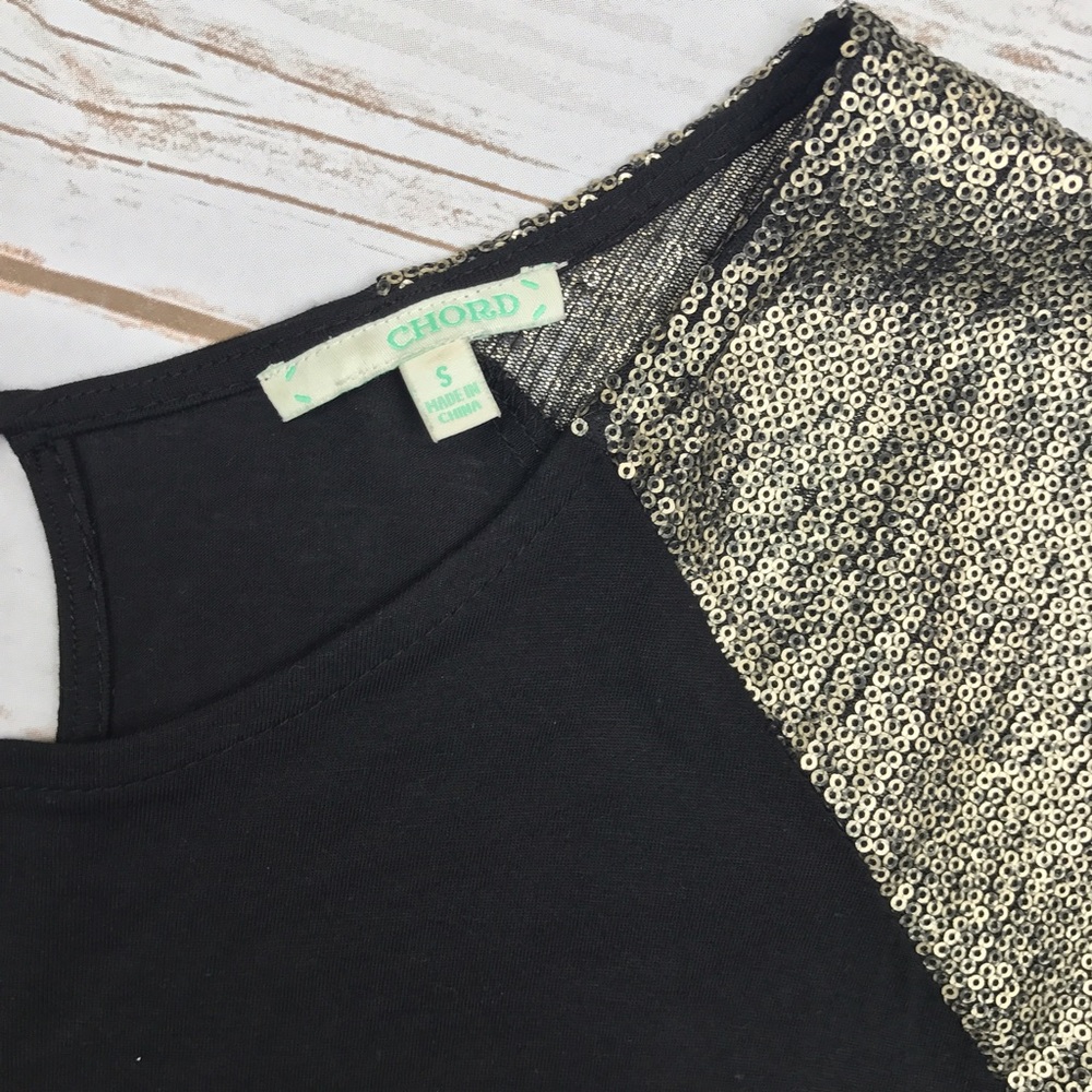 CHORD Holiday Gold Sequin Black Keyhole Top Small - Picture 3 of 4