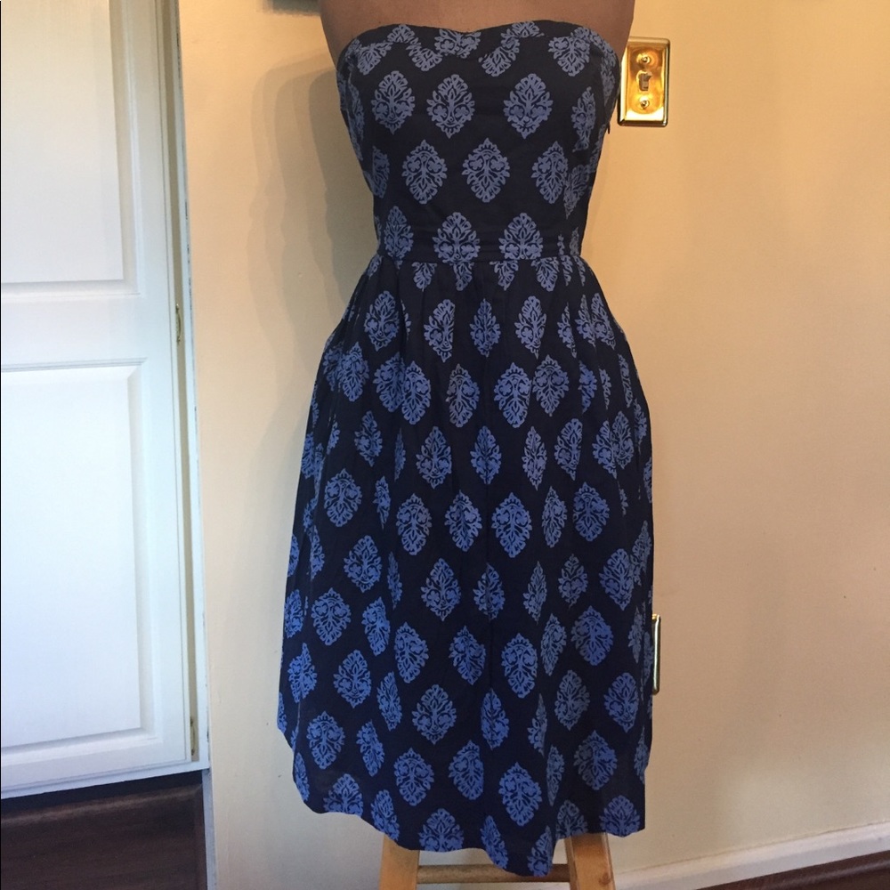 Strapless dress with blue pattern