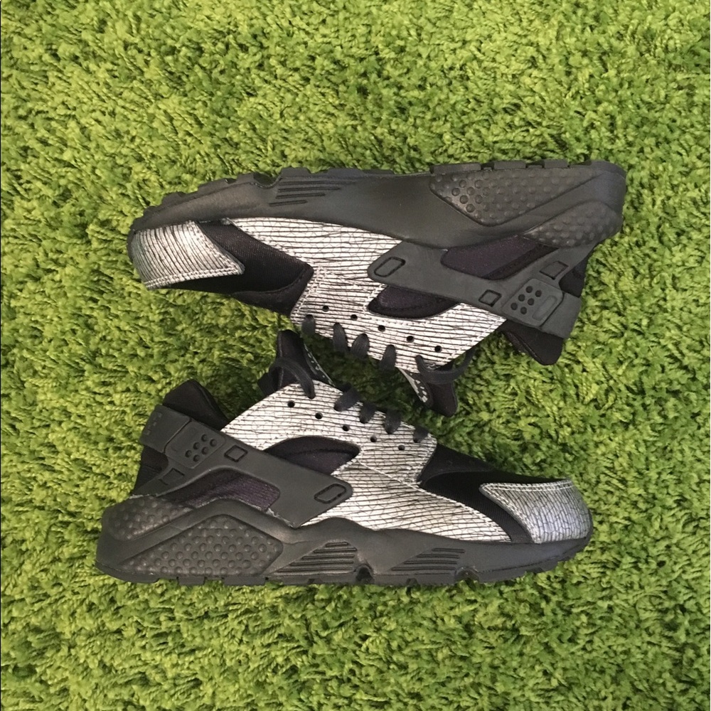 Brand New BLK/SLVR- NIKE Huaraches size 6 US