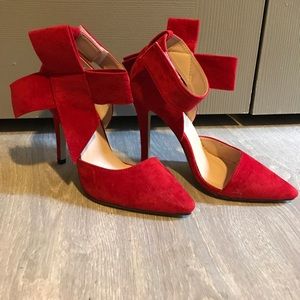 Red bow pumps