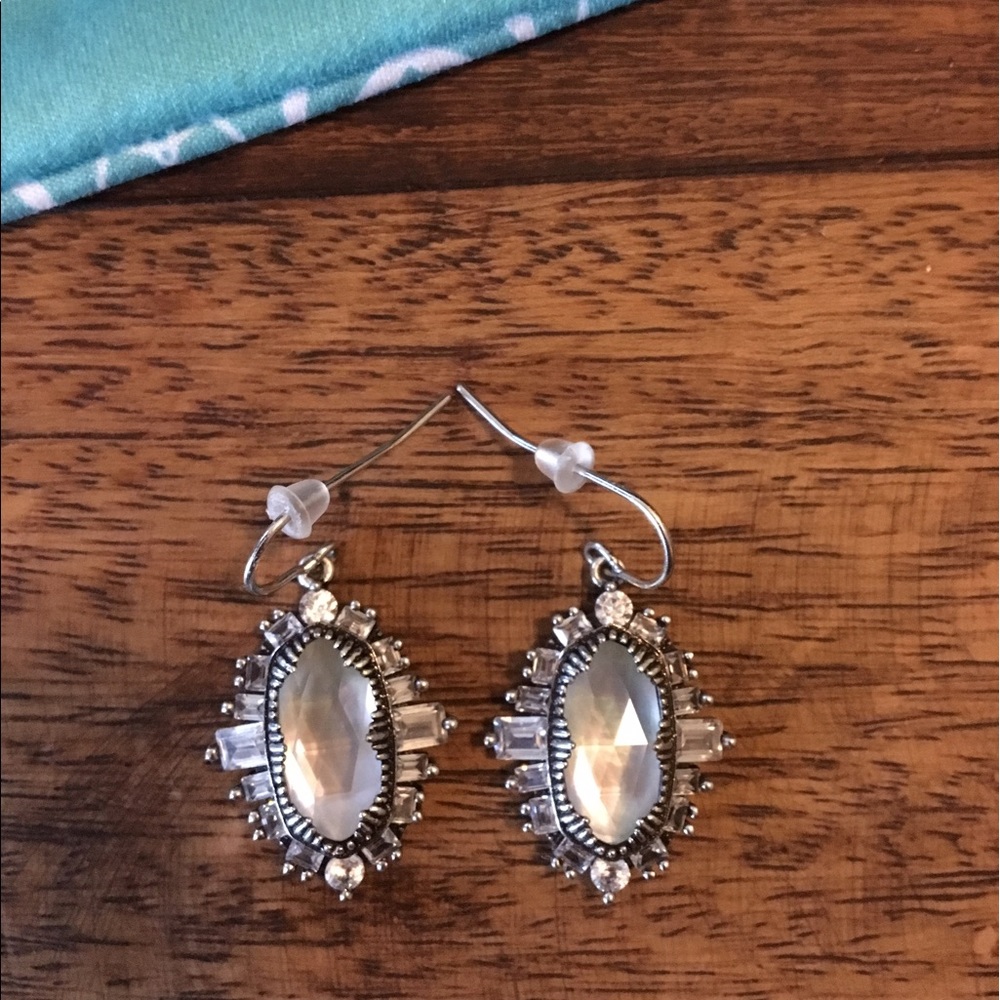 Stunning Kendra Scott Kapri Drop Earrings