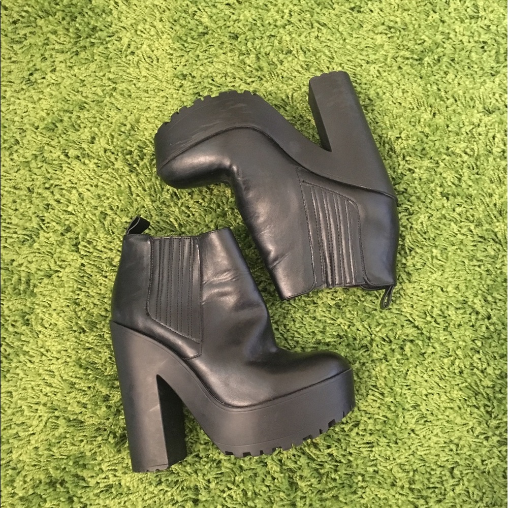 PRICE ⬇️ Kendall & Kylie 'Chicc' platform bootie