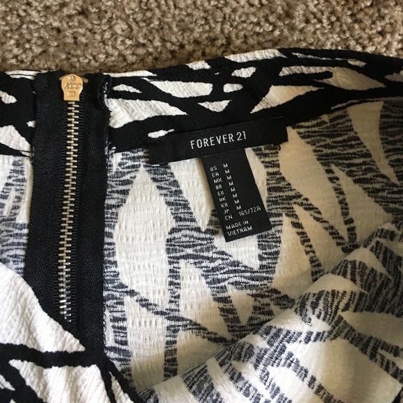 🔥 SALE 🔥 Forever 21 abstract skirt - Picture 3 of 4