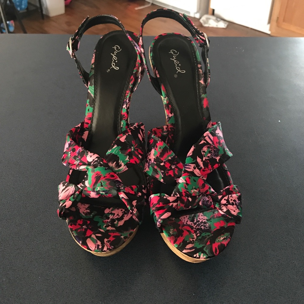Qupid cork wedge pink &black floral sz 9