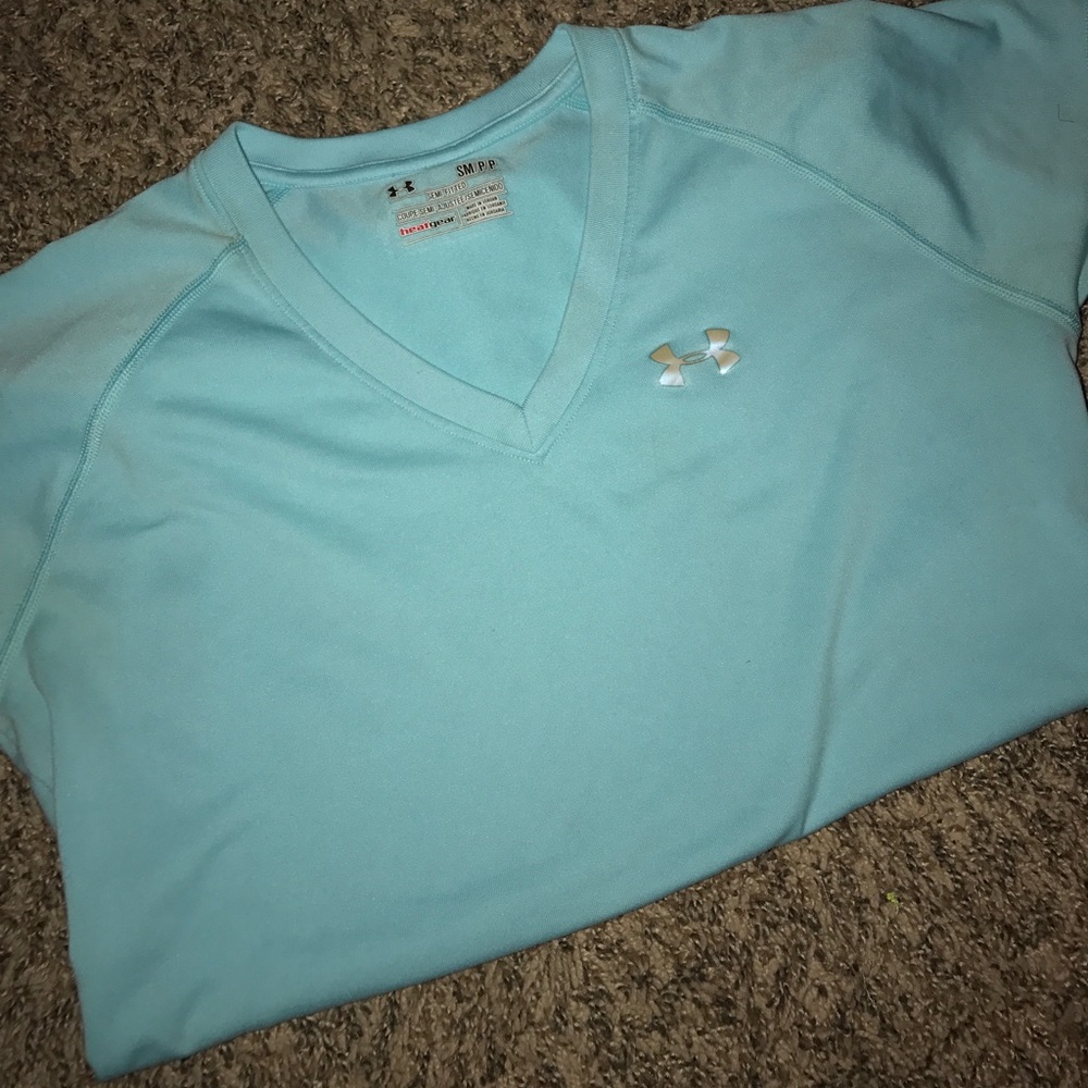 Semi fit under armour shirt