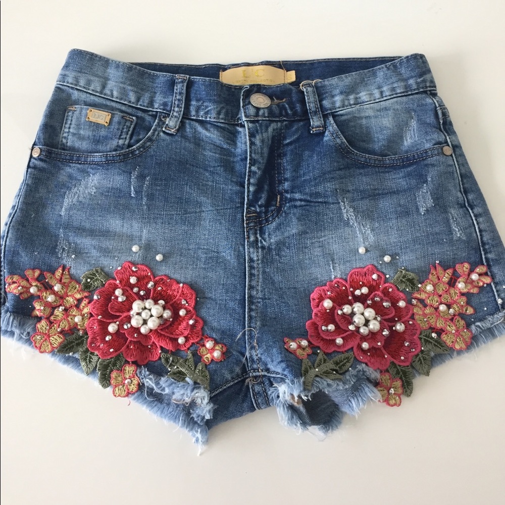 SUPER SALE!!! AMAZING SHORTS W/ FLOWER & PEARL DETAIL