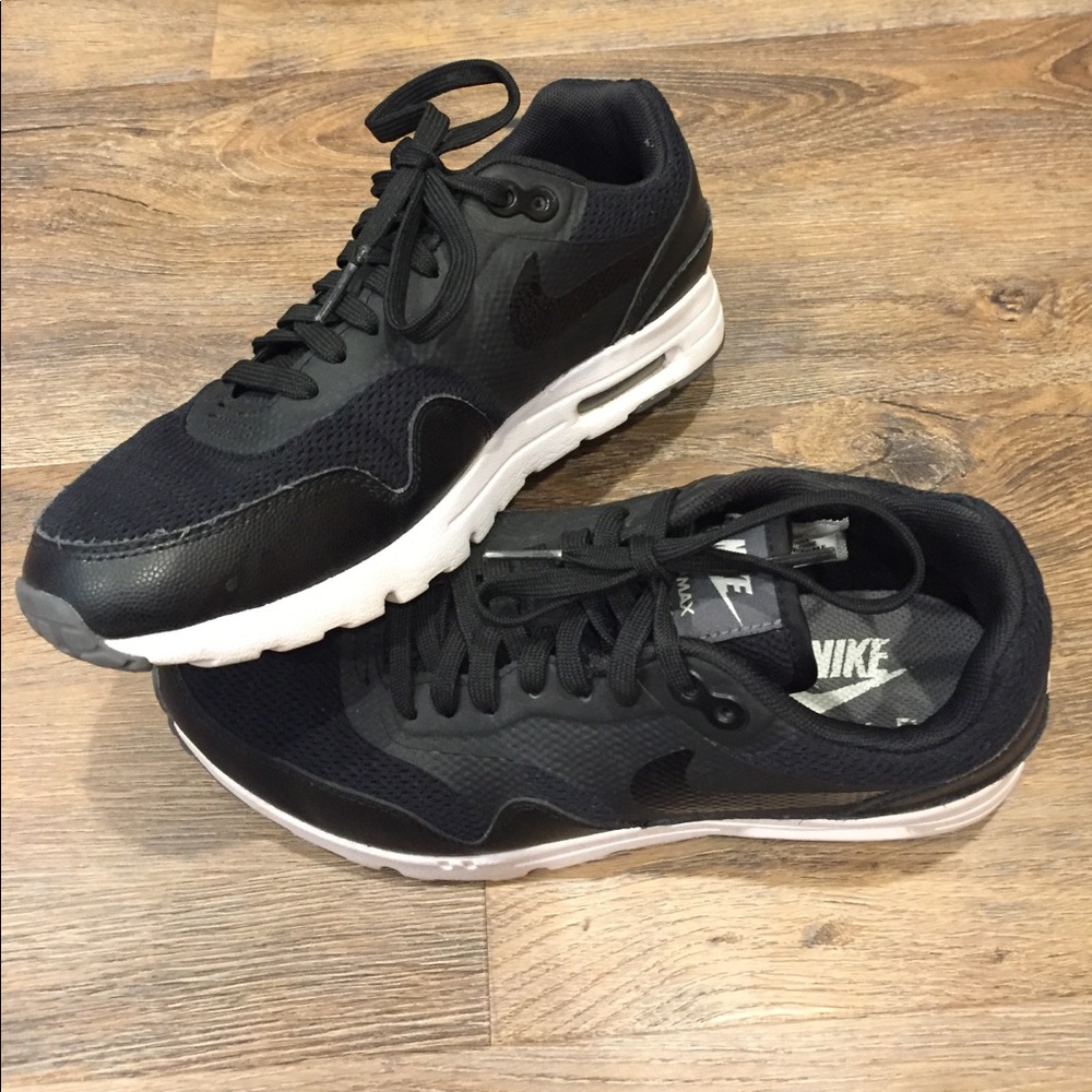 Black Nike Air Max