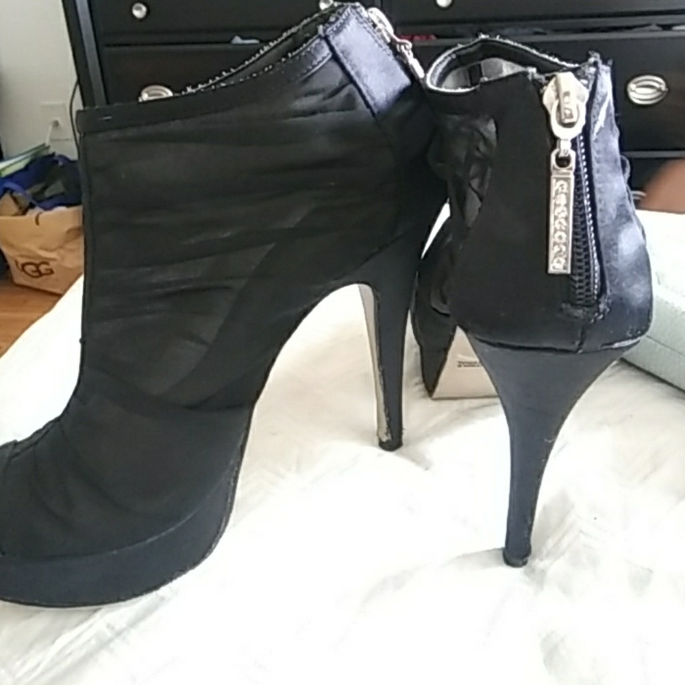 Bakers size 6 peep toe shoes