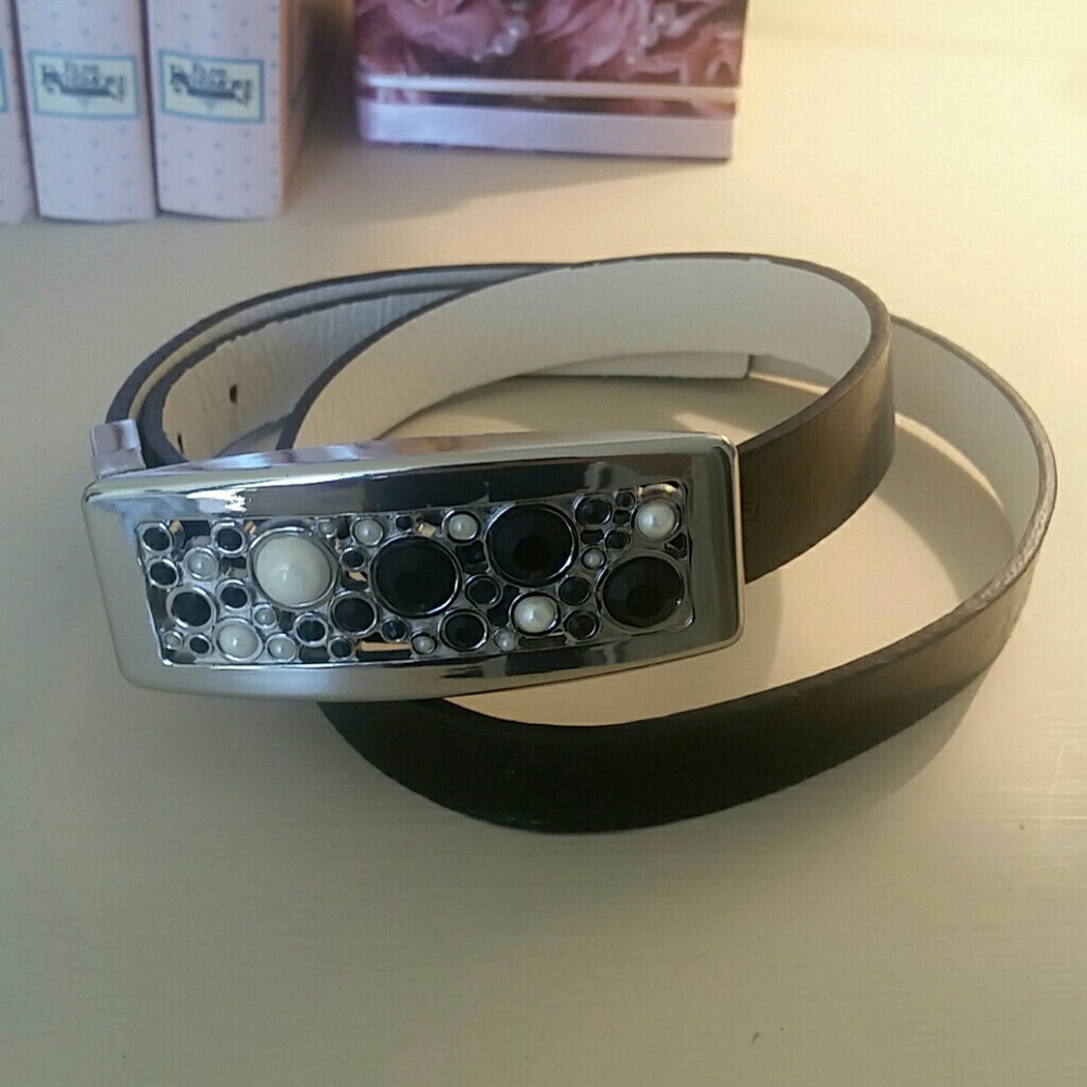 White House Black Market reversible belt.