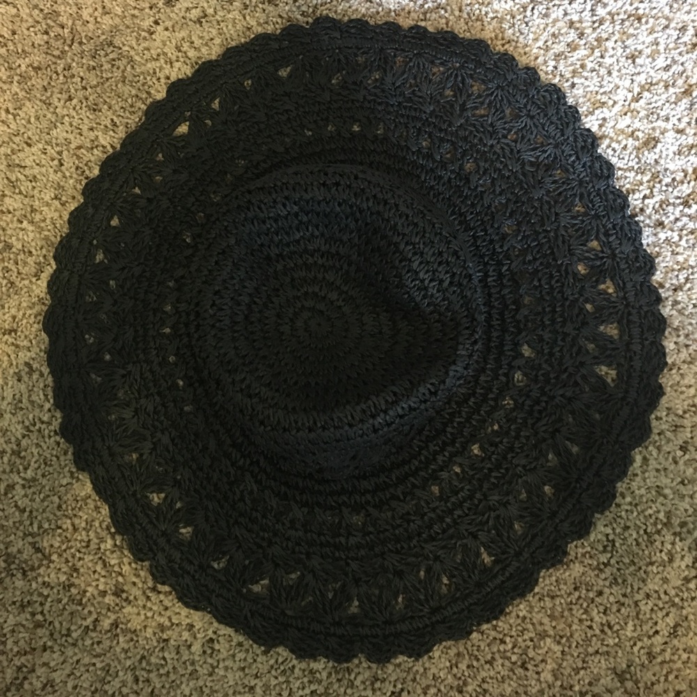Black beach hat